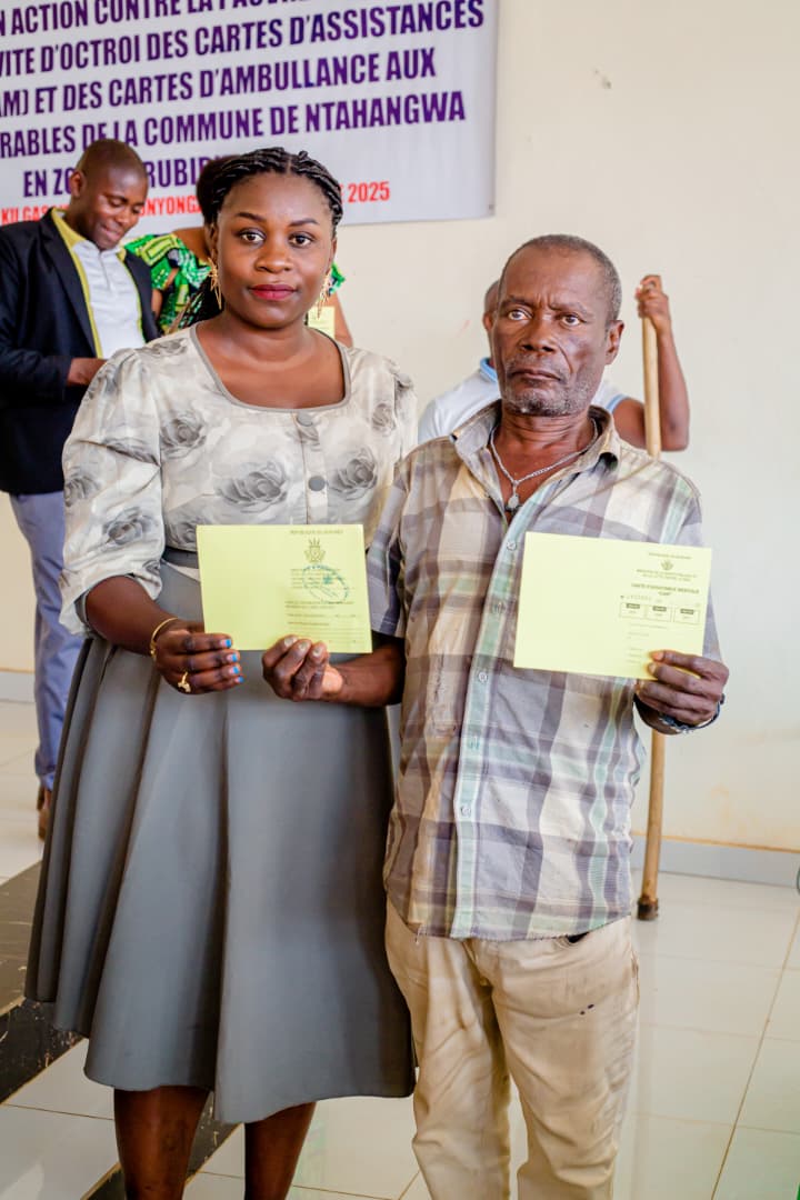 Remise des cartes à une famille Batwa